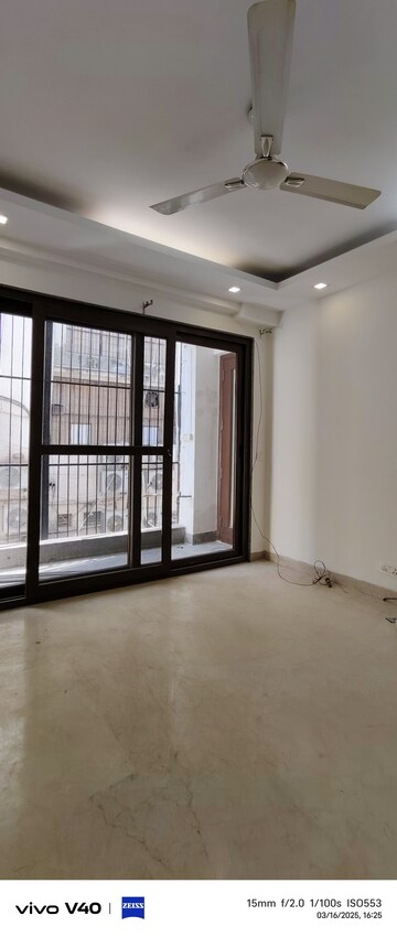 Room in 3 BHK Builder Floor at Defence Colony – for Rent
