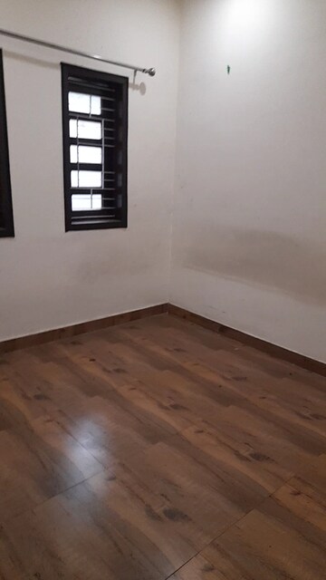 Room in 3.5 BHK Apartment at Mayur Vihar Phase 1 – for Rent