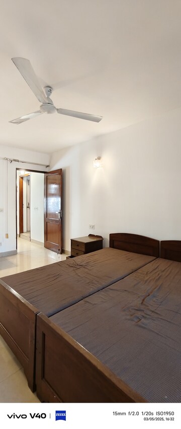 Room in 1 BHK Apartment at Defence Colony – for Rent
