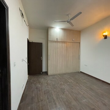 Room in 3 BHK Builder Floor at BPTP Amstoria, Sector 102 – for Rent
