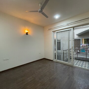Room in 3 BHK Builder Floor at BPTP Amstoria, Sector 102 – for Rent