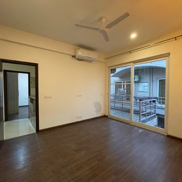 Room in 3 BHK Builder Floor at BPTP Amstoria, Sector 102 – for Rent