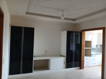 Room in 3 BHK Builder Floor at Sector 14 – for Rent