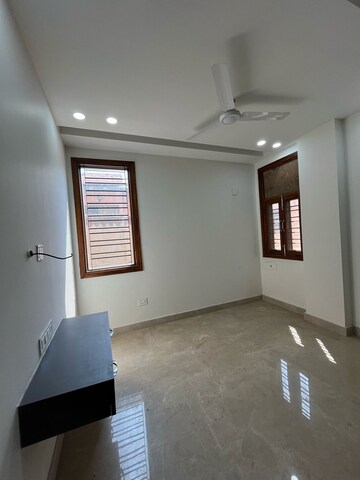 Room in 2.5 BHK Apartment at Jahaz Apartments, Paschim Vihar – for Rent