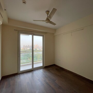 Room in 3 BHK Apartment at Conscient Heritage Max, Sector 102 – for Rent