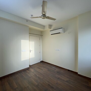 Room in 3 BHK Apartment at Conscient Heritage Max, Sector 102 – for Rent