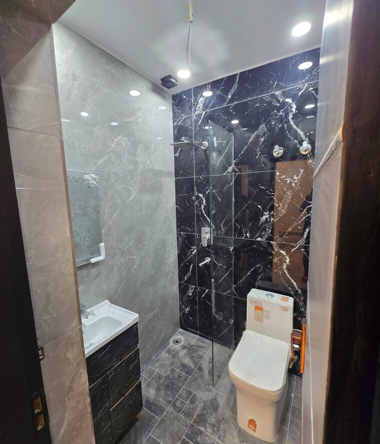 Bathroom, lajpat nagar 4 2 Bedroom 900 Sq.Ft. Builder Floor In Lajpat Nagar 4 Delhi 8422341