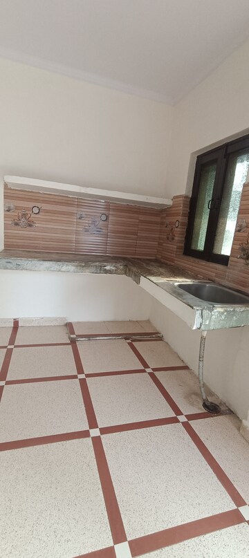 Kitchen in 1.5 BHK Builder Floor at Mayur Vihar Phase 1 Extension – for Rent