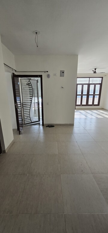 Room in 2.5 BHK Builder Floor at Wave Prime Floors, Wave City – for Rent
