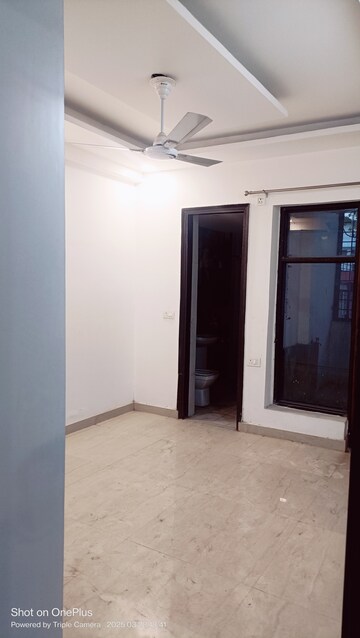 Room in 3 BHK Builder Floor at Ashoka Enclave 3, Sector 35 – for Rent