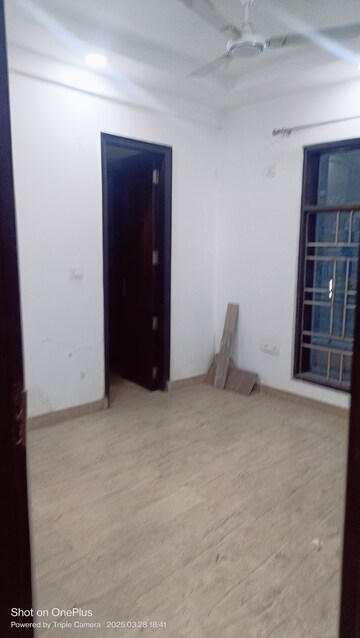 Room in 3 BHK Builder Floor at Ashoka Enclave 3, Sector 35 – for Rent