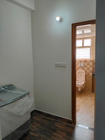 Room in 2 BHK Apartment at Gomti Nagar – for Rent