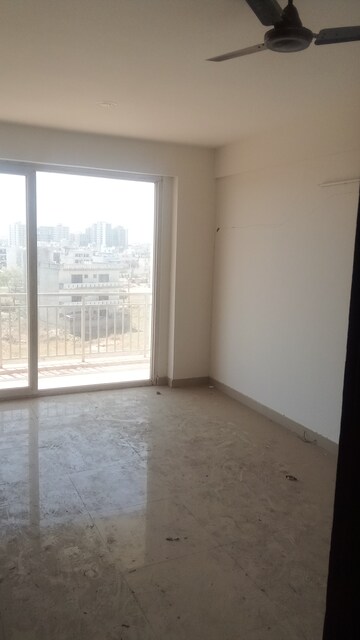Room in 4 BHK Apartment at Parker White Lily, Sector 8 – for Sale