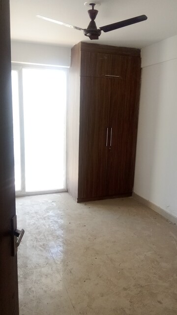 Room in 4 BHK Apartment at Parker White Lily, Sector 8 – for Sale