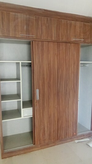 Furnished Amenities in 4 BHK Apartment at Parker White Lily, Sector 8 – for Sale