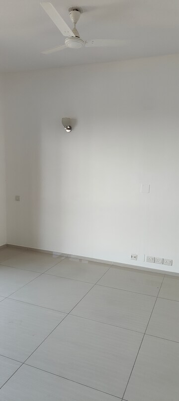 Room in 3 BHK Apartment at Ireo Skyon, Sector 60 – for Rent