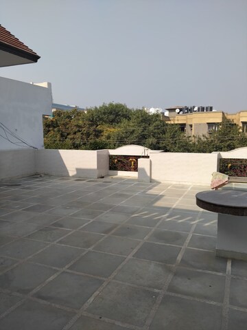 Team Area in 2 BHK Apartment at Sector 10 – for Rent