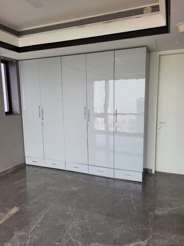 Room in 4 BHK Apartment at Lodha Trump Tower, Worli – for Rent