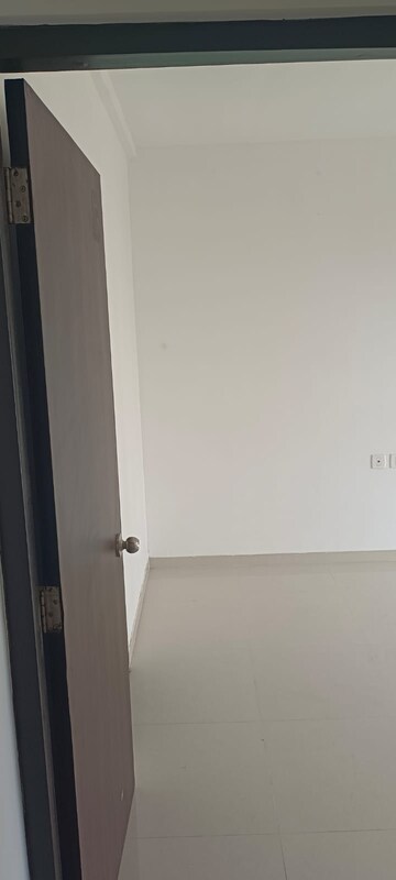 Room in 3 BHK Apartment at Shapoorji Pallonji Epsilon, Kandivali East – for Rent