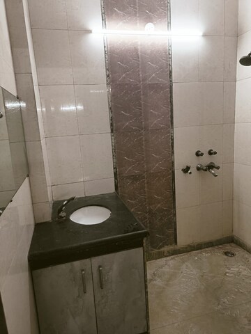 Bathroom in 2 BHK Builder Floor at Eldeco Ananda, Sector 48 – for Rent