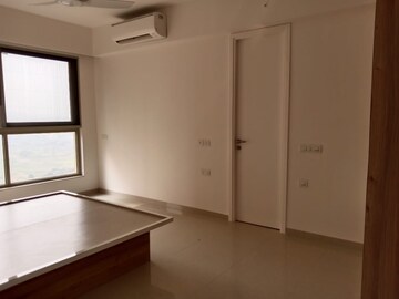 Room in 2 BHK Apartment at Hiranandani Fortune City, New Panvel – for Rent