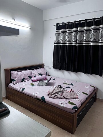 Room in 2 BHK Apartment at Nitesh Hyde Park, Bannerghatta Road – for Rent