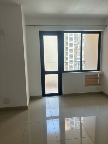 Room in 3 BHK Apartment at RG Luxury Homes, Sector 16b Greater Noida – for Rent