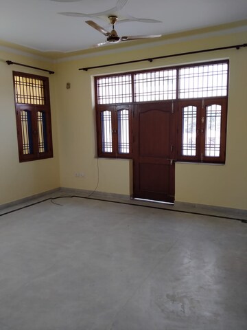 Room in 2 BHK Builder Floor at RWA Apartments Sector 50, Sector 50 – for Rent