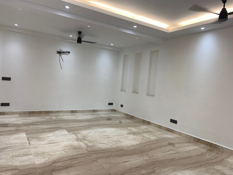 Room, malviya nagar 4 Bedroom 300 Sq.Yd. Builder Floor In Malviya Nagar Delhi 8423783