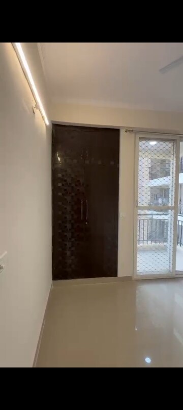 Room in 3 BHK Apartment at Amrapali Golf Homes, Sector 4, Greater Noida – for Rent