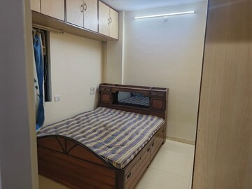 Bedroom in 1 BHK Apartment at Bindra Complex, Andheri East – for Rent