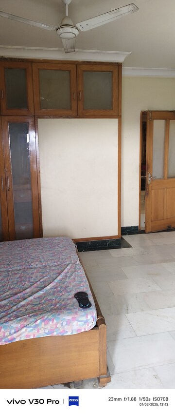 Room in 3 BHK Apartment at Vasundhara Enclave – for Rent
