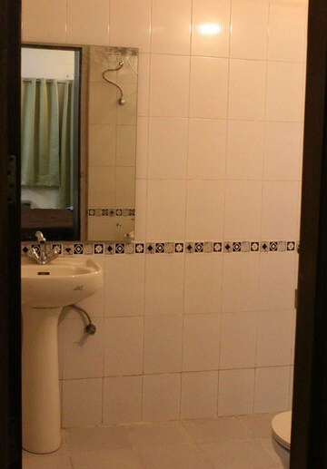 Bathroom in 3 BHK Apartment at Ardee City Palm Grove Heights, Sector 52 – for Rent