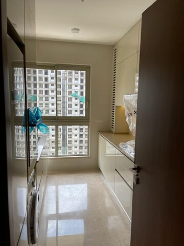 Room in 2 BHK Apartment at Hiranandani Castle Rock, Powai – for Rent