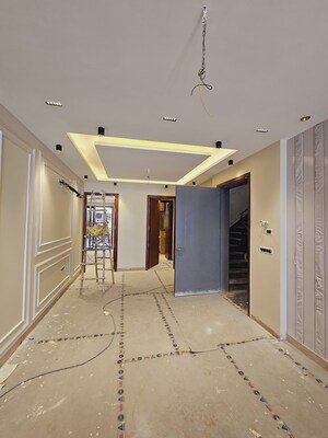 Building Lobby in 3 BHK Builder Floor at Settlers India, Sector 57 – for Sale