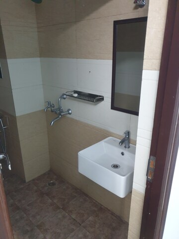 Bathroom in 1 BHK Builder Floor at DLF City Phase V, Dlf Phase V – for Rent
