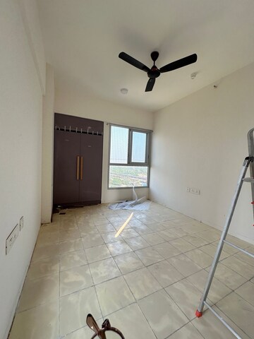 Room in 2 BHK Apartment at Piramal Vaikunth, Balkum Pada – for Rent