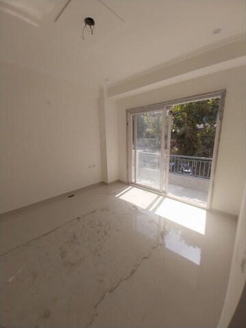 Room in 2 BHK Builder Floor at DLF Exclusive Floors, Sector 53 – for Rent