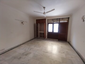 Room in 3 BHK Apartment at Defence Colony – for Rent