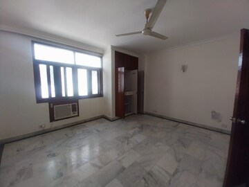 Room in 3 BHK Apartment at Defence Colony – for Rent