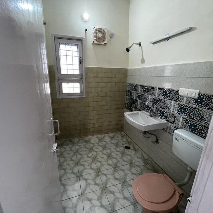 Bathroom, rwa-jalvayu-vihar-noida 3 Bedroom 1750 Sq.Ft. Apartment In Sector 25 Noida 8424902