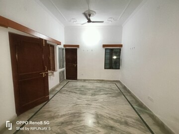 Room in 2 BHK Independent House at Gomti Nagar – for Rent