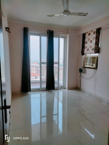 Room in 3 BHK Apartment at Vip Road – for Rent
