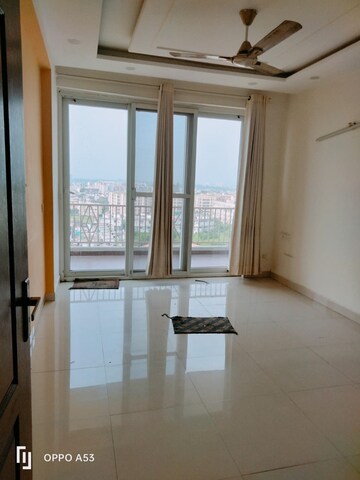 Room in 3 BHK Apartment at Vip Road – for Rent