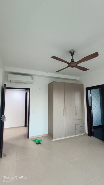 Room in 3 BHK Apartment at Omaxe Twin Towers, Sector 50 – for Rent