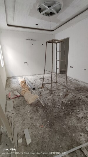 Room in 3 BHK Independent House at Jankipuram Extension – for Sale