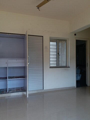 Room in 2 BHK Apartment at Kalpataru Hills, Manpada – for Rent