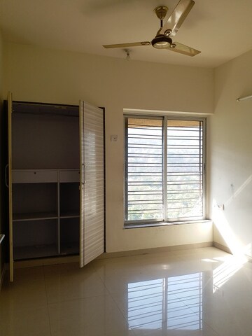 Room in 2 BHK Apartment at Kalpataru Hills, Manpada – for Rent