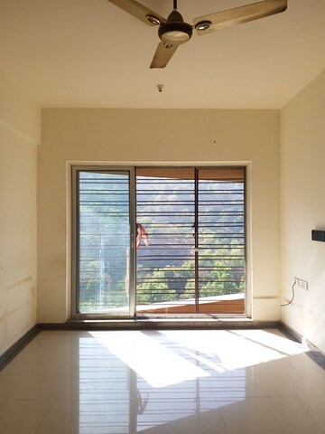 Room in 2 BHK Apartment at Kalpataru Hills, Manpada – for Rent