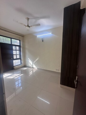 Room in 3 BHK Builder Floor at ROF Portico, Sector 43 – for Rent